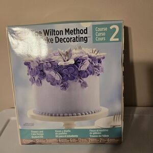 Wilton Cake Decorating Kit with Purple Flowers - Course 2 New